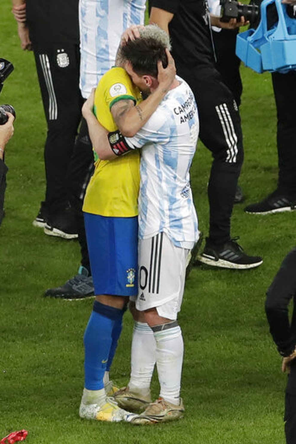 Messi an ủi Neymar, tri ân Di Maria sau chức vô địch Copa America - 2 Messi an ủi Neymar, tri ân Di Maria sau chức vô địch Copa America - 2
