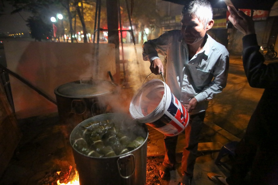 Người Hà Nội thức thâu đêm luộc bánh chưng trên vỉa hè - 7 Người Hà Nội thức thâu đêm luộc bánh chưng trên vỉa hè - 7