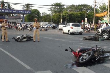 Ôtô ủi bay 5 xe máy, 6 người trọng thương