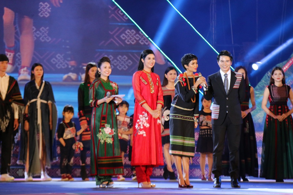 Đắk Nông đưa dệt thổ cẩm trở thành “nghề thoát nghèo” - 2 Đắk Nông đưa dệt thổ cẩm trở thành “nghề thoát nghèo” - 2