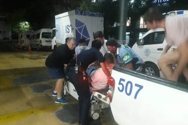 Khách Tây bị đâm trọng thương khi sàm sỡ phụ nữ trong hộp đêm