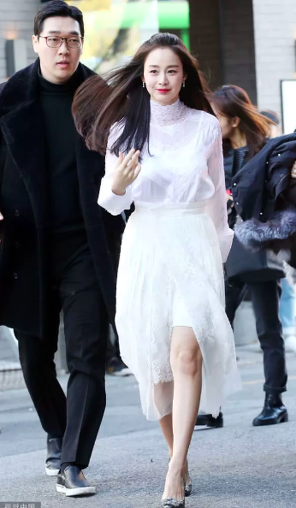 Lộ nếp nhăn đuôi mắt, Kim Tae Hee vẫn được khen xinh đẹp “không góc chết” - 7 Lộ nếp nhăn đuôi mắt, Kim Tae Hee vẫn được khen xinh đẹp “không góc chết” - 7