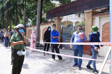 Hà Nội: Giải tán đám đông hàng trăm người chen nhau chờ xét nghiệm Covid-19