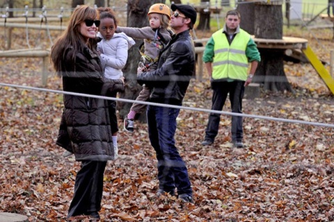 Brangelina đưa con gái sang Paris mua sắm