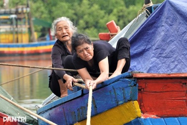 Hai chị em U80 oằn mình bảo vệ tài sản trước bão Bualoi