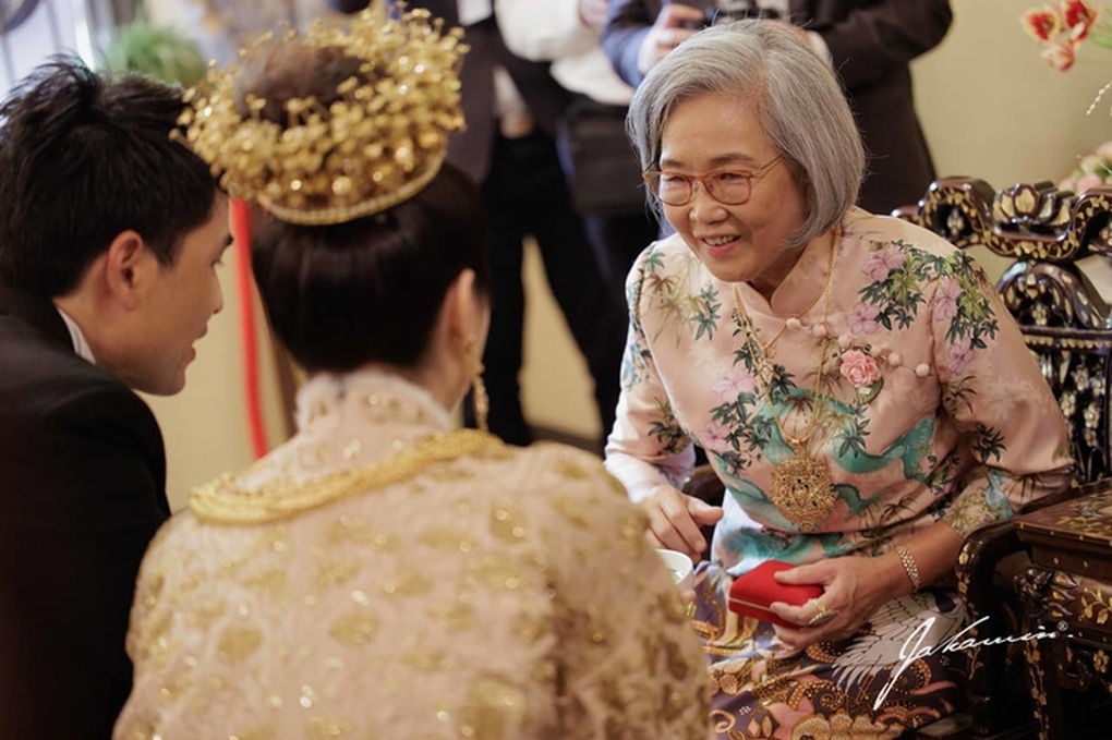 Mỹ nhân chuyển giới Nong Poy nghẹn ngào, đội vương miện vàng trong đám cưới - 5 Mỹ nhân chuyển giới Nong Poy nghẹn ngào, đội vương miện vàng trong đám cưới - 5