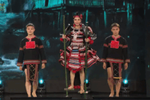 Diễn trang phục dân tộc: Ngọc Hằng đi cà kheo, Minh Kiên khóc nức nở