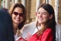 Suri Cruise ở tuổi 18: Xinh đẹp rạng rỡ, không còn muốn liên quan tới cha