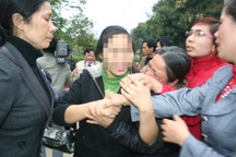 Nước mắt hai nữ sinh vụ “hiệu trưởng mua dâm” sau phiên tòa