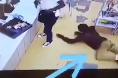 Video: Tên cướp có vũ trang mải lấy tiền, bị trộm lại tiền mà không hay biết