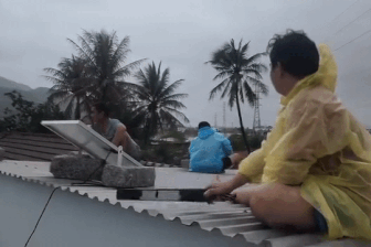 Người dân Tây Nha Trang gõ mái tôn chờ cứu hộ