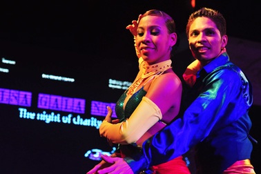 Thưởng thức vũ điệu salsa cuồng nhiệt của cựu VĐTG