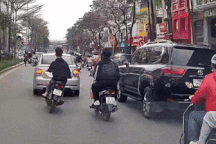 Thanh niên "đầu trần" lạng lách xe máy, suýt trả giá đắt trước mũi ô tô