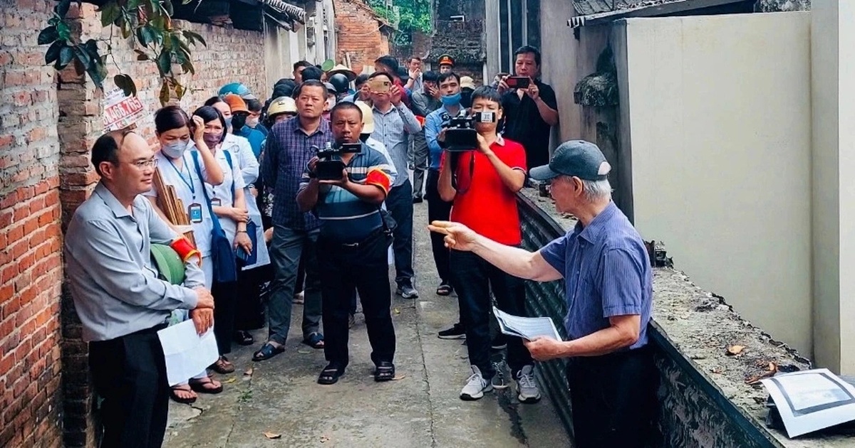 Vụ 12m tường rào bỗng dưng “vô chủ”: Chuyển đơn tố cáo tới Chủ tịch Hà Nội
