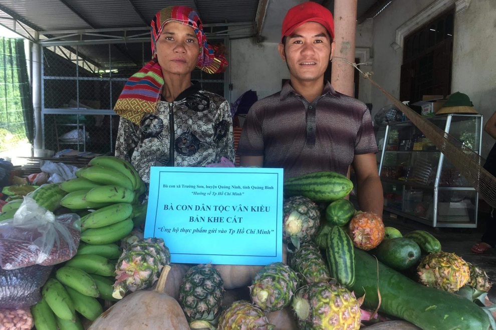 Xúc động bà con Vân Kiều gánh chuối, ôm măng rừng đi ủng hộ vùng dịch - 6 Xúc động bà con Vân Kiều gánh chuối, ôm măng rừng đi ủng hộ vùng dịch - 6