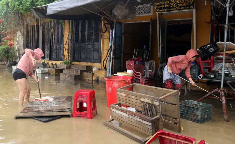 Người Hội An tất tả dọn dẹp sau trận lụt lớn - 6 Người Hội An tất tả dọn dẹp sau trận lụt lớn - 6
