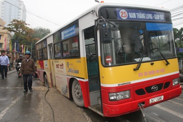 Vất vả “giải cứu” xe buýt sụt hố ga