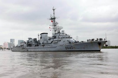 Chiến hạm Pháp cập cảng Vũng Tàu, thăm TPHCM
