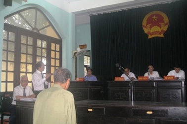 Bài 9: Phiên tòa xét xử lần thứ 6 vụ dân kiện chủ tịch huyện lại "vỡ trận"