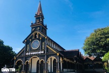 Cận cảnh ngôi nhà thờ gỗ hơn 100 năm tuổi giữa lòng thành phố Kon Tum