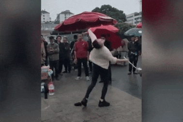 Clip: Phát sốt với cô gái xào mì theo điệu “Gangnam Style”