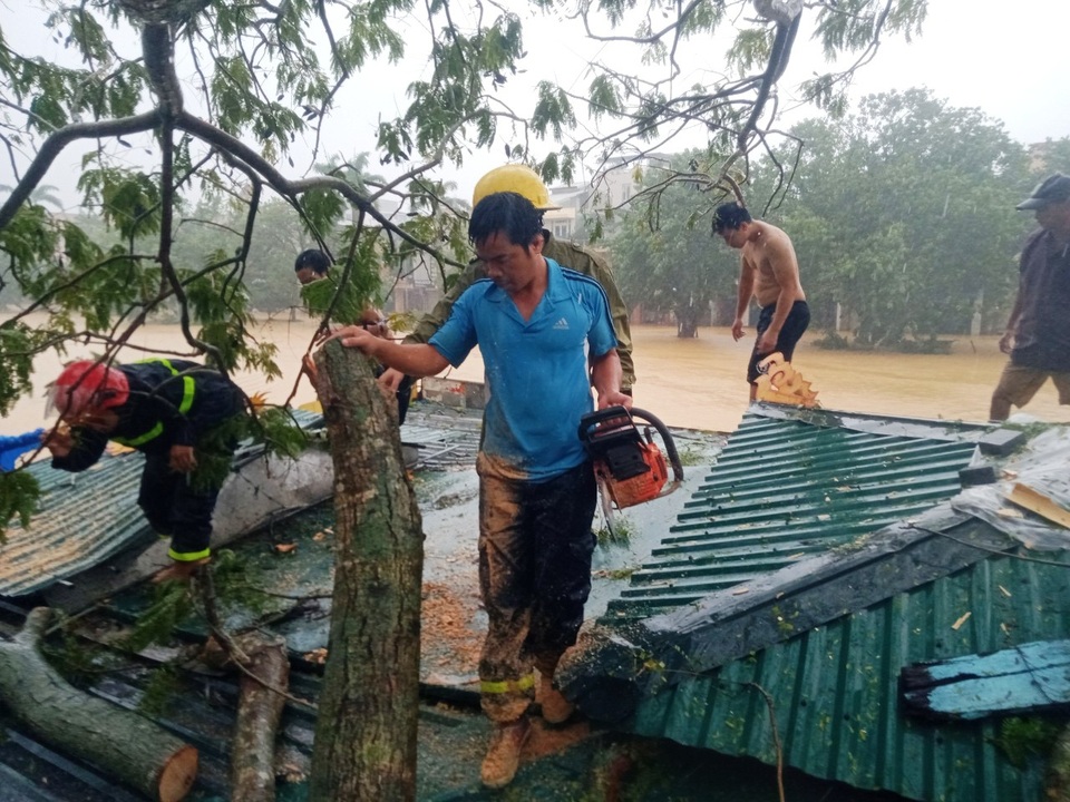 Giải cứu 3 nạn nhân bị kẹt trong thuyền rồng ngập sâu trong lũ - 5 Giải cứu 3 nạn nhân bị kẹt trong thuyền rồng ngập sâu trong lũ - 5