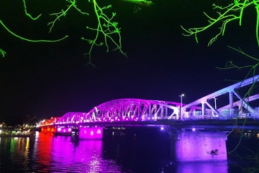 Xem cầu Trường Tiền 123 năm tuổi lung linh đổi màu trong đêm