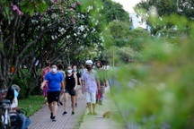 Người Sài Gòn vẫn kéo nhau ra bờ kênh tập thể dục trong mùa dịch