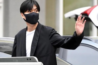 Fan tụ tập đón "Kim Tan" Lee Min Ho xuất ngũ