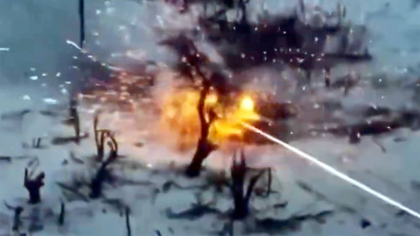 រថក្រោះទំនើប T-90 របស់រុស្សីលាតត្រដាងភាពទន់ខ្សោយរបស់ខ្លួននៅពេលប្រយុទ្ធទល់ដៃជាមួយពាសដែកអ៊ុយក្រែន - ១ Siêu tăng T-90 Nga lộ điểm yếu khi giáp lá cà với thiết giáp Ukraine - 1