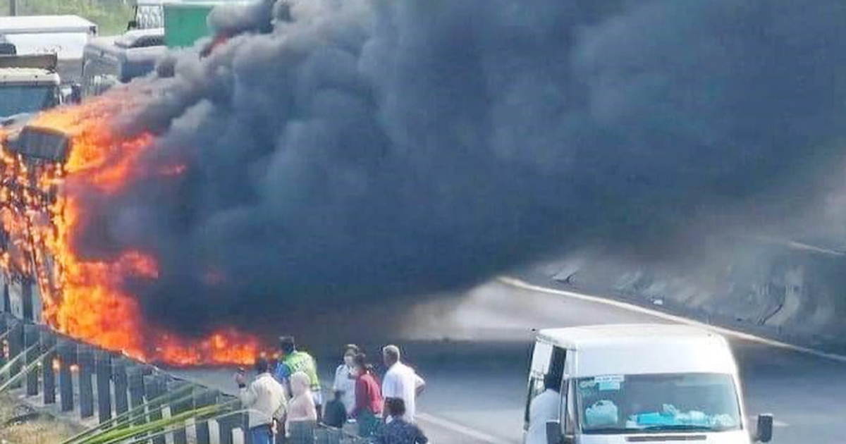 View - Xe khách bốc cháy ngùn ngụt trên cao tốc TPHCM - Trung Lương | Báo Dân trí