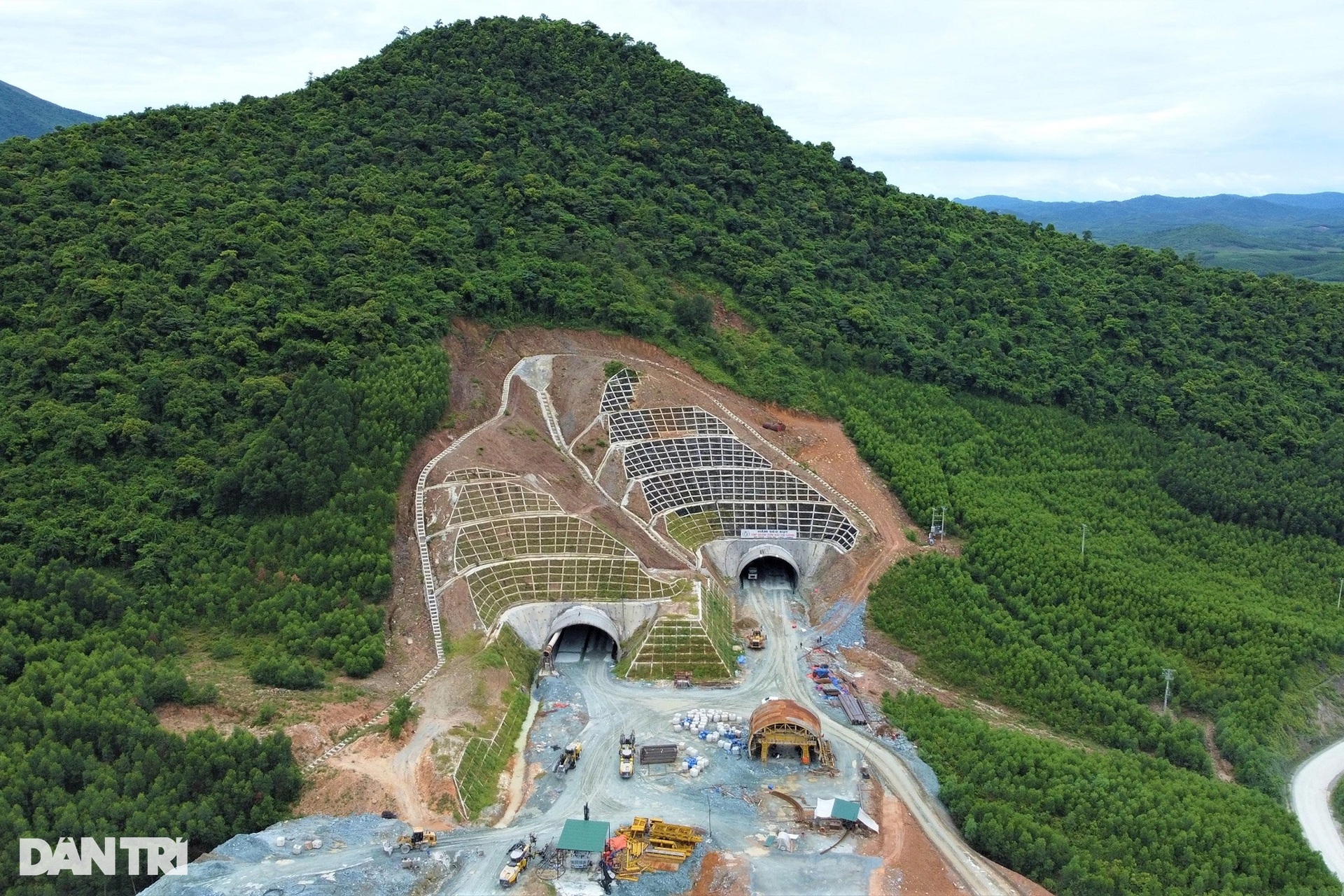 Công trường hầm xuyên núi duy nhất trên cao tốc Bắc - Nam qua Hà Tĩnh - 1