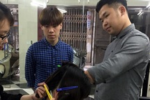 Chàng trai 9X khiếm thính đầy nghị lực khởi nghiệp với nghề cắt tóc