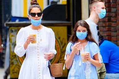 Katie Holmes và con gái đeo khẩu trang đi mua cà phê