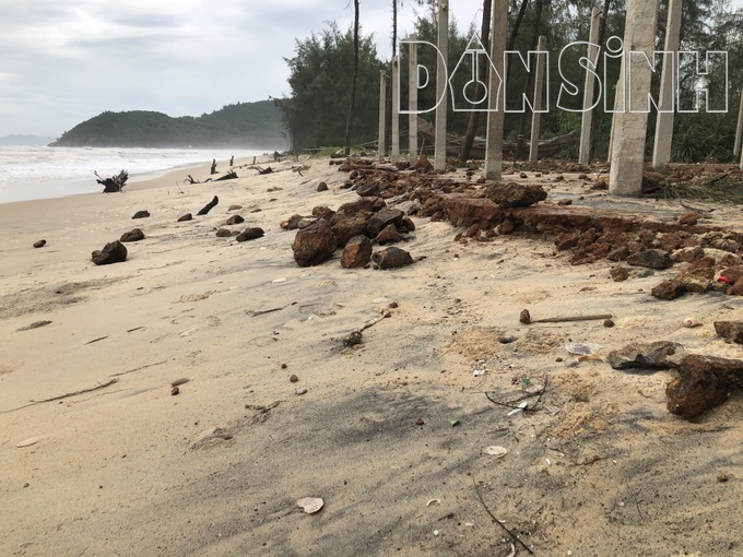 Thừa Thiên Huế: Đường bờ biển tiếp tục sạt lở nặng sau bão số 5 - Ảnh 6. Thừa Thiên Huế: Đường bờ biển tiếp tục sạt lở nặng sau bão số 5 - Ảnh 6.