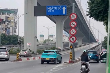 Hà Nội: Xử phạt tài xế taxi đi lùi trên đường Vành đai 2 trên cao