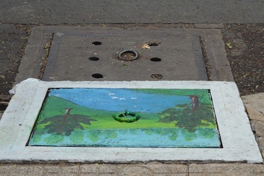 Thú vị những bức hoạ trên... nắp cống