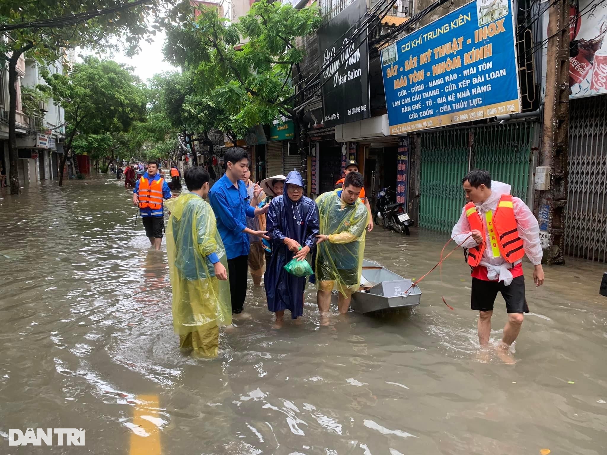 Ông Nguyễn Văn Mạnh (73 tuổi) chia sẻ: "Phải có hai người dìu tôi mới ra được khỏi nhà. Những lúc khó khăn thế này, mới biết sự đoàn kết, tinh thần dân tộc và sự quan tâm, trách nhiệm của Đảng, Nhà nước đến nhân dân đáng quý hơn bao giờ hết".