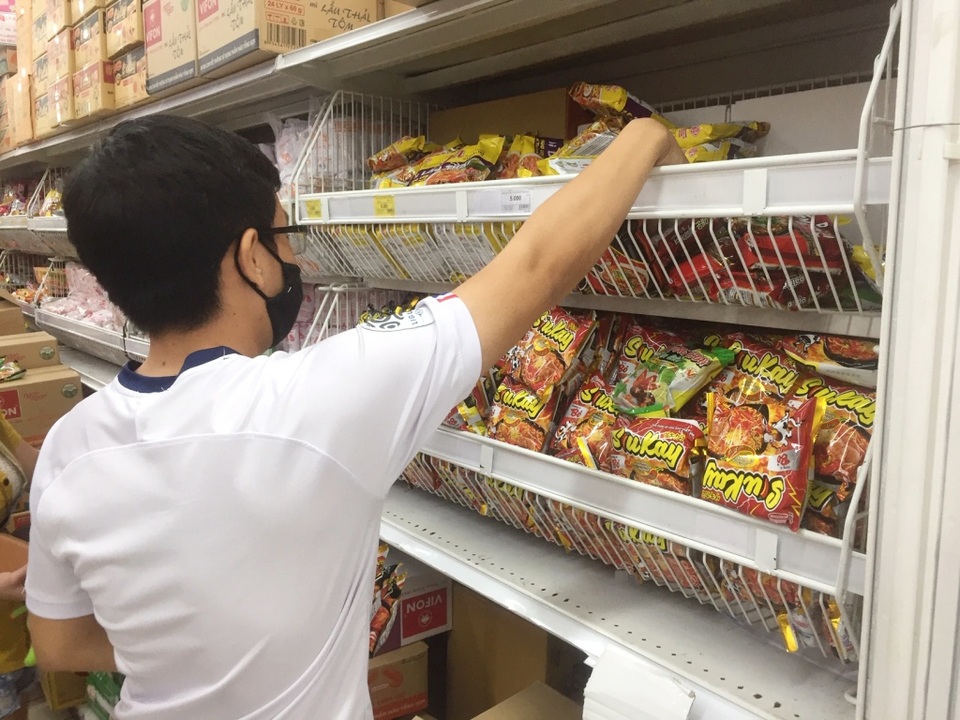 TPHCM: Chợ và siêu thị vắng người, chợ tạm phải “giải tán - 9