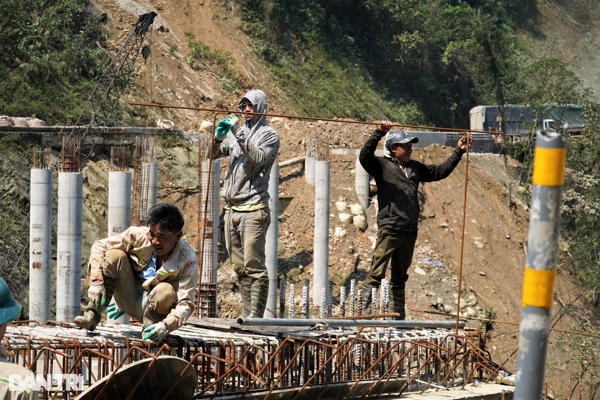 Dự án cầu vắt qua vực sâu, kỳ vọng xóa bỏ điểm nóng sạt lở Eo Cô Gái - 5