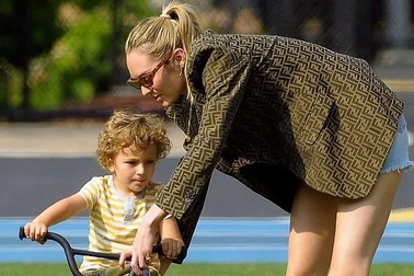 Candice Swanepoel giản dị đưa con đi chơi công viên