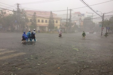 Đường sắt bị phong tỏa do bão, 6.000 người đang mắc kẹt ở Nha Trang