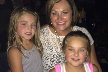 Cô bé 7 tuổi sống sót kỳ diệu sau tai nạn máy bay