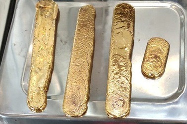 Ấn Độ bắt giữ khách buôn lậu có dáng đi bất thường, giấu vàng ở “chỗ kín”