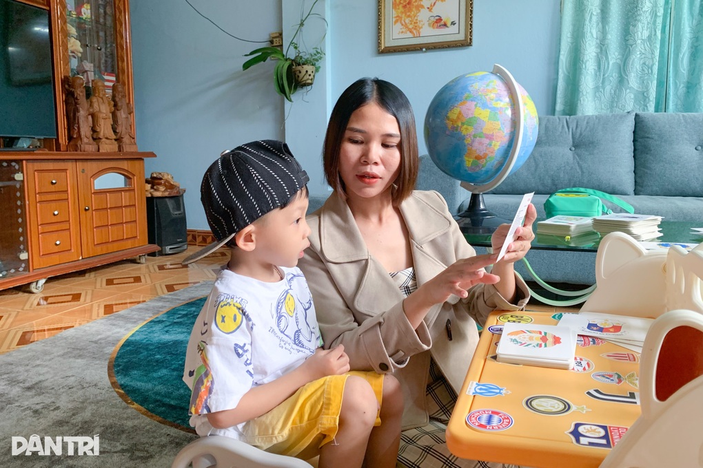 Cậu bé 3 tuổi gây sốt khi nhớ hàng trăm quốc kỳ, CLB bóng đá thế giới - 1 Cậu bé 3 tuổi gây sốt khi nhớ hàng trăm quốc kỳ, CLB bóng đá thế giới - 1