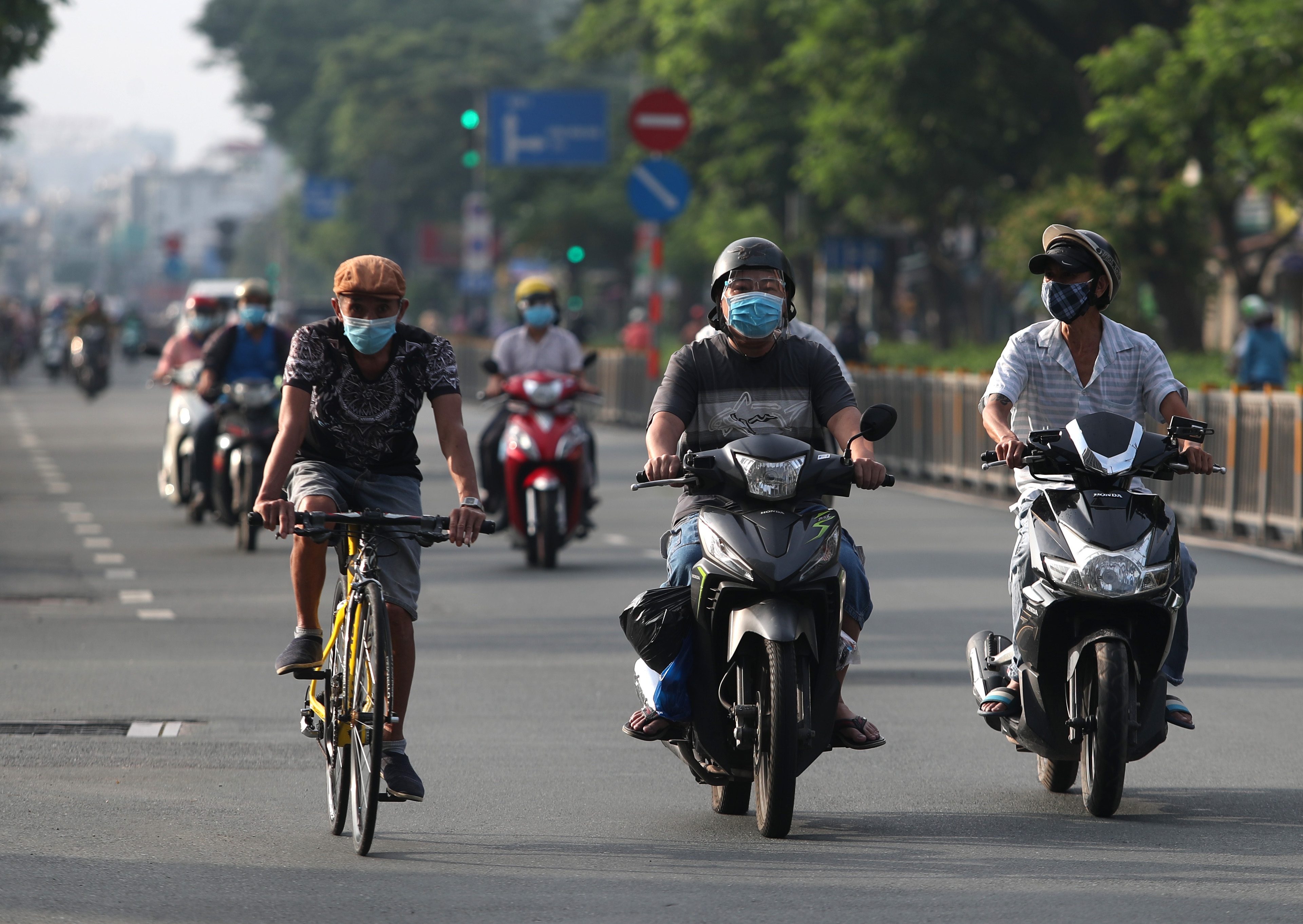 Đường phố TPHCM đông đúc, nhộn nhịp ngày đầu nới lỏng giãn cách xã hội - 2 Đường phố TPHCM đông đúc, nhộn nhịp ngày đầu nới lỏng giãn cách xã hội - 2