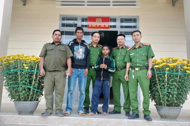 Cháu bé 15 tuổi trở về nhà an toàn sau 6 ngày lạc trong rừng