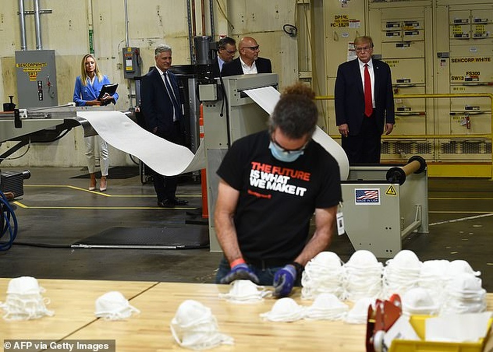 Ông Trump không che mặt khi thăm nhà máy sản xuất khẩu trang - 3 Ông Trump không che mặt khi thăm nhà máy sản xuất khẩu trang - 3