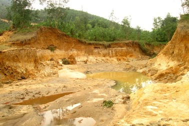 Sạt lở hồ chứa nước, dân đứng ngồi không yên