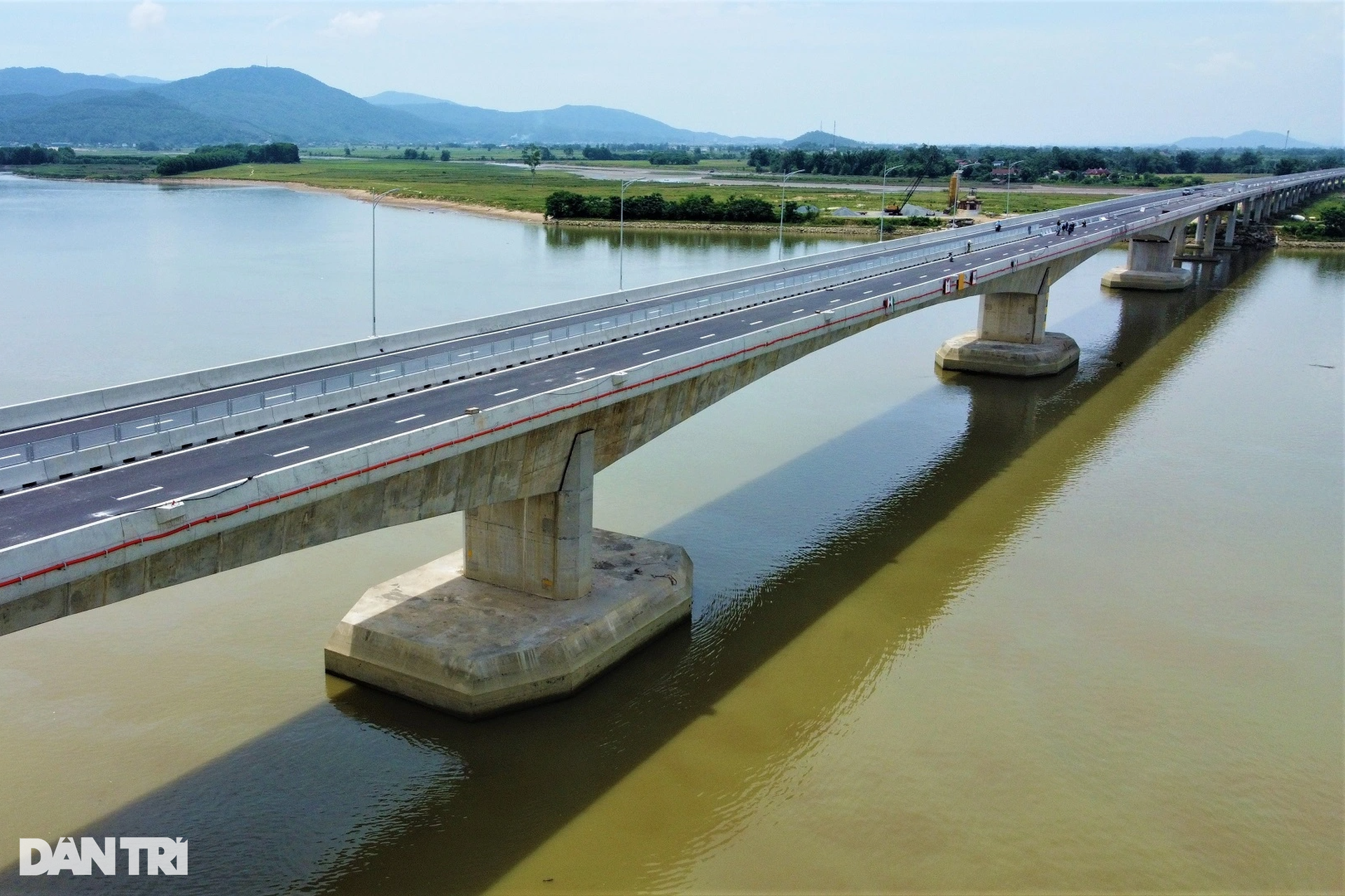 Cầu dài nhất tuyến cao tốc Bắc - Nam trước ngày thông xe - 1